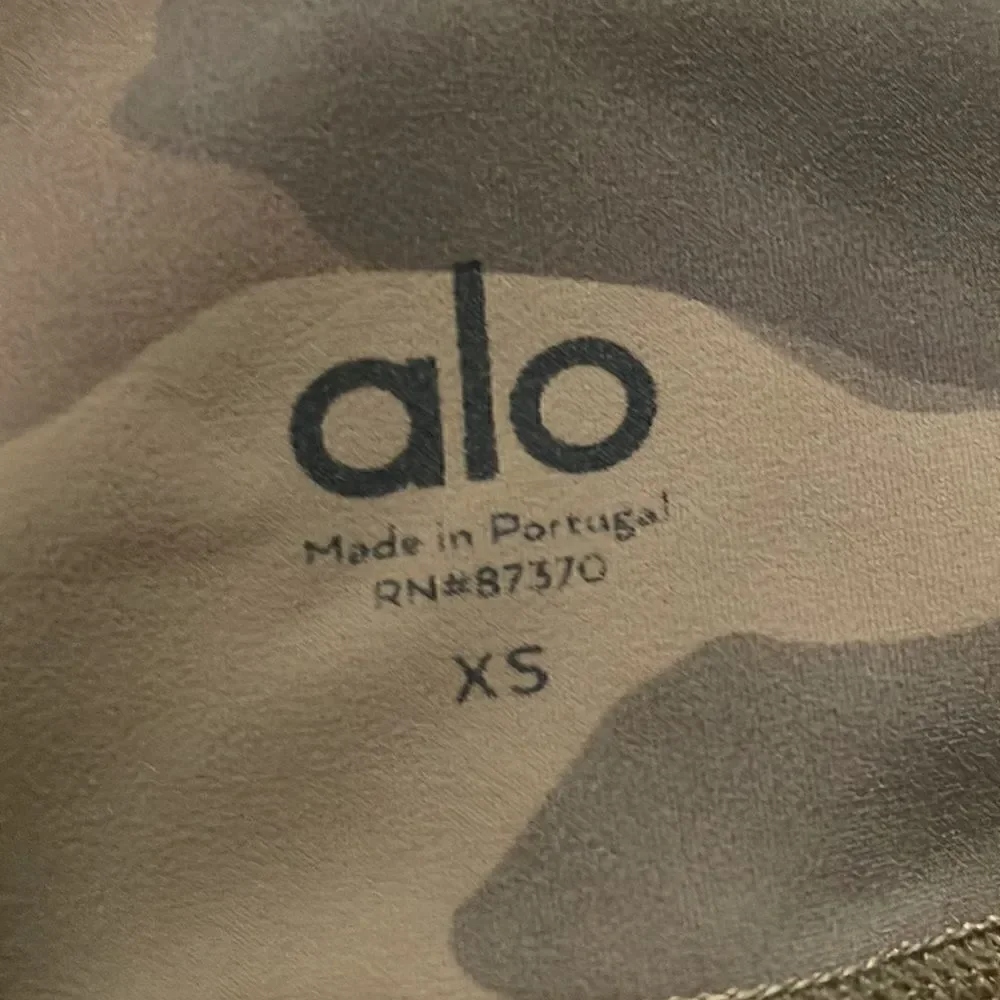 ALO  Yoga High Waist Camo Vapor Legging XS Putty Camouflage/ excellent